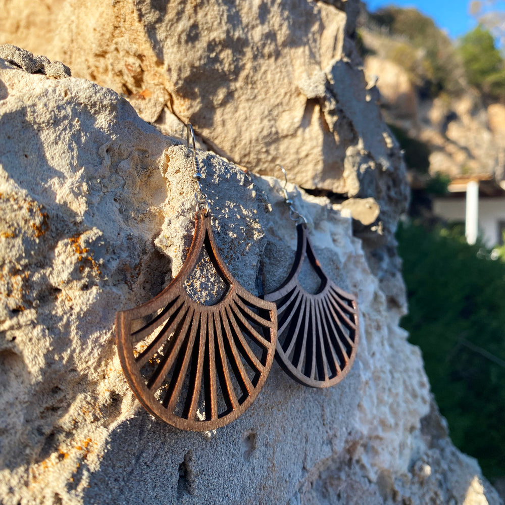 Détail des boucles d’oreilles en bois fait-main Cala Agulla, artisanat Paola Mallorca