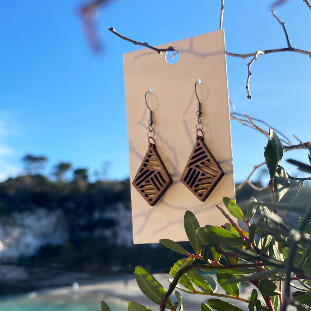 Boucles d’oreilles en bois fait-main Cala Falco, création artisanale Paola Mallorca