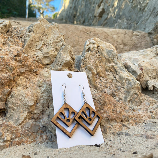 Boucles d’oreilles en bois fait-main Cala Mendia, création artisanale Paola Mallorca