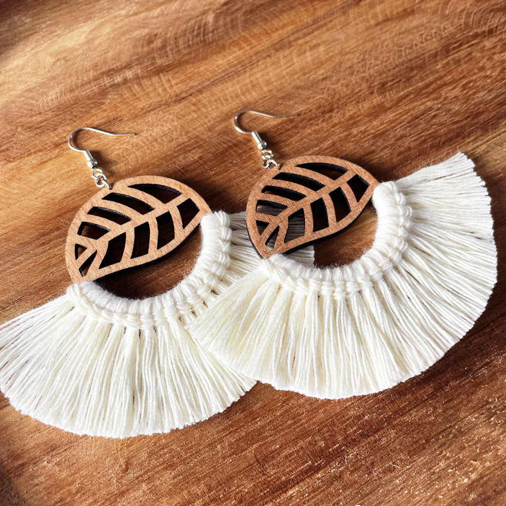 Paire de boucles d’oreilles en bois et macramé fait-main par Paola Mallorca