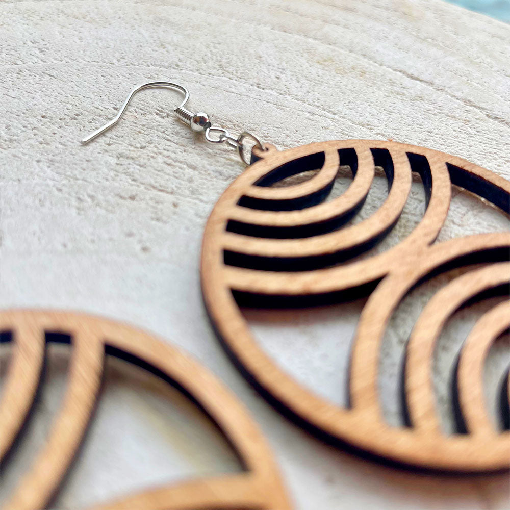 Détail des boucles d’oreilles en bois fait-main Cala Egos, création artisanale Paola Mallorca