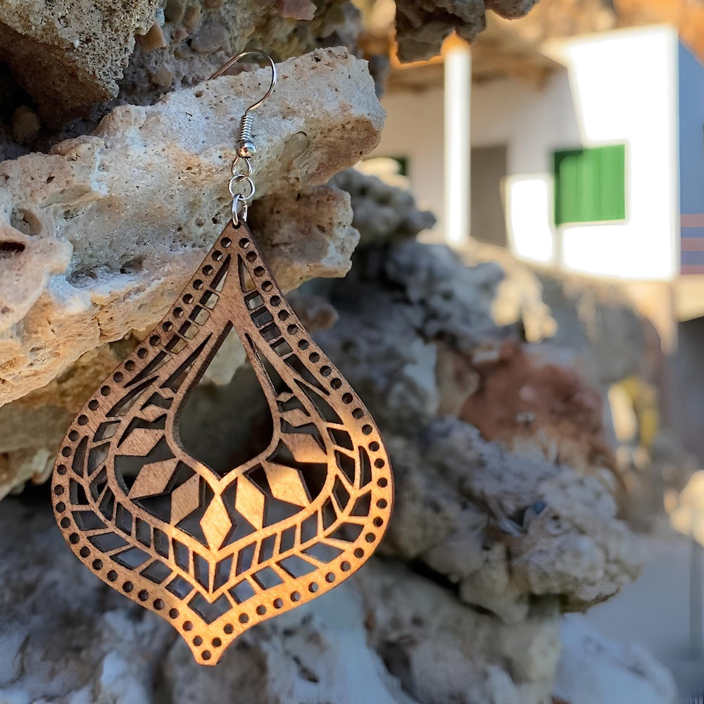 Détail des boucles d’oreilles en bois fait-main Cala Sa Calobra, création artisanale Paola Mallorca