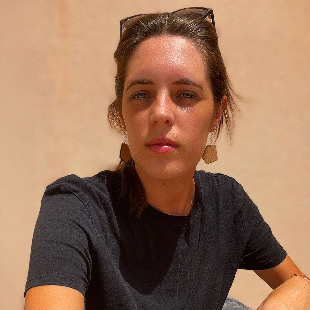 Femme portant les boucles d’oreilles Cala Antena en bois, faites à la main à Majorque