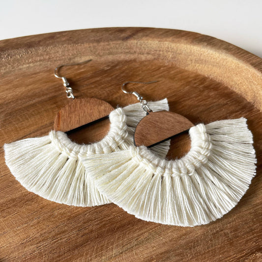 Paire de boucles d’oreilles en bois fait-main Cala Ferrera, création artisanale Paola Mallorca