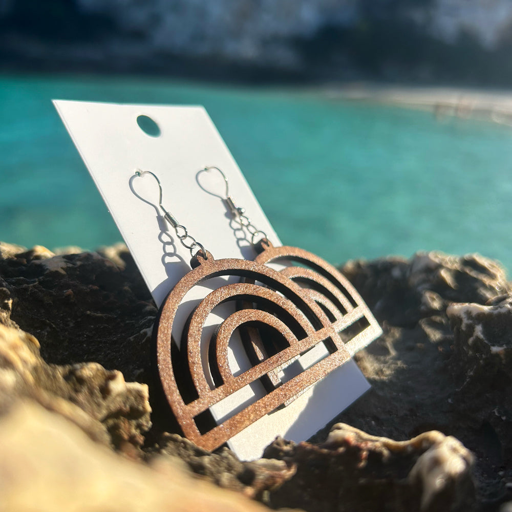 Paire de boucles d’oreilles en bois Cala Galdana, fait-main par Paola Mallorca