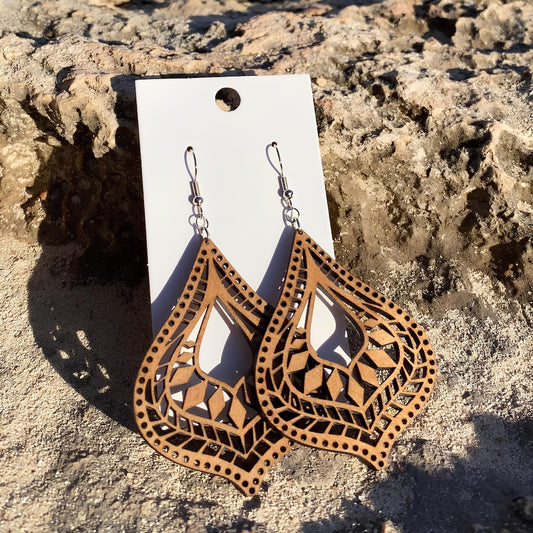 Paire de boucles d’oreilles en bois fait-main Cala Sa Calobra, création artisanale Paola Mallorca