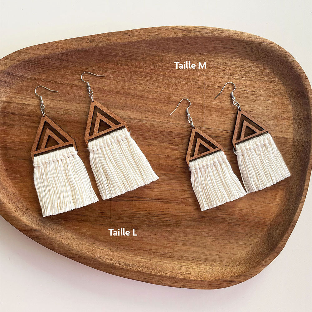 Taille des boucles d’oreilles en bois et macramé fait-main Cala Bona, création artisanale Paola Mallorca