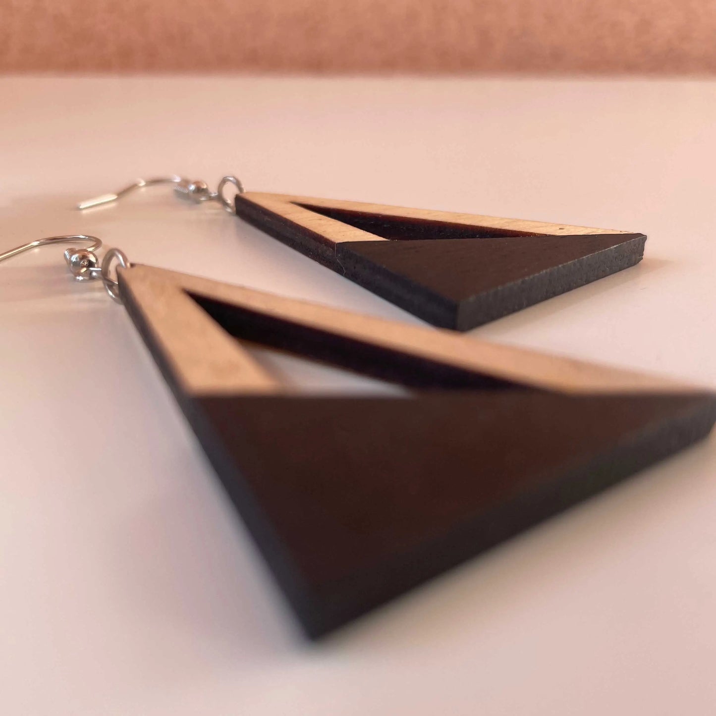 ► Harmonie Géométrique : Boucles d'Oreilles Triangle Bicolore