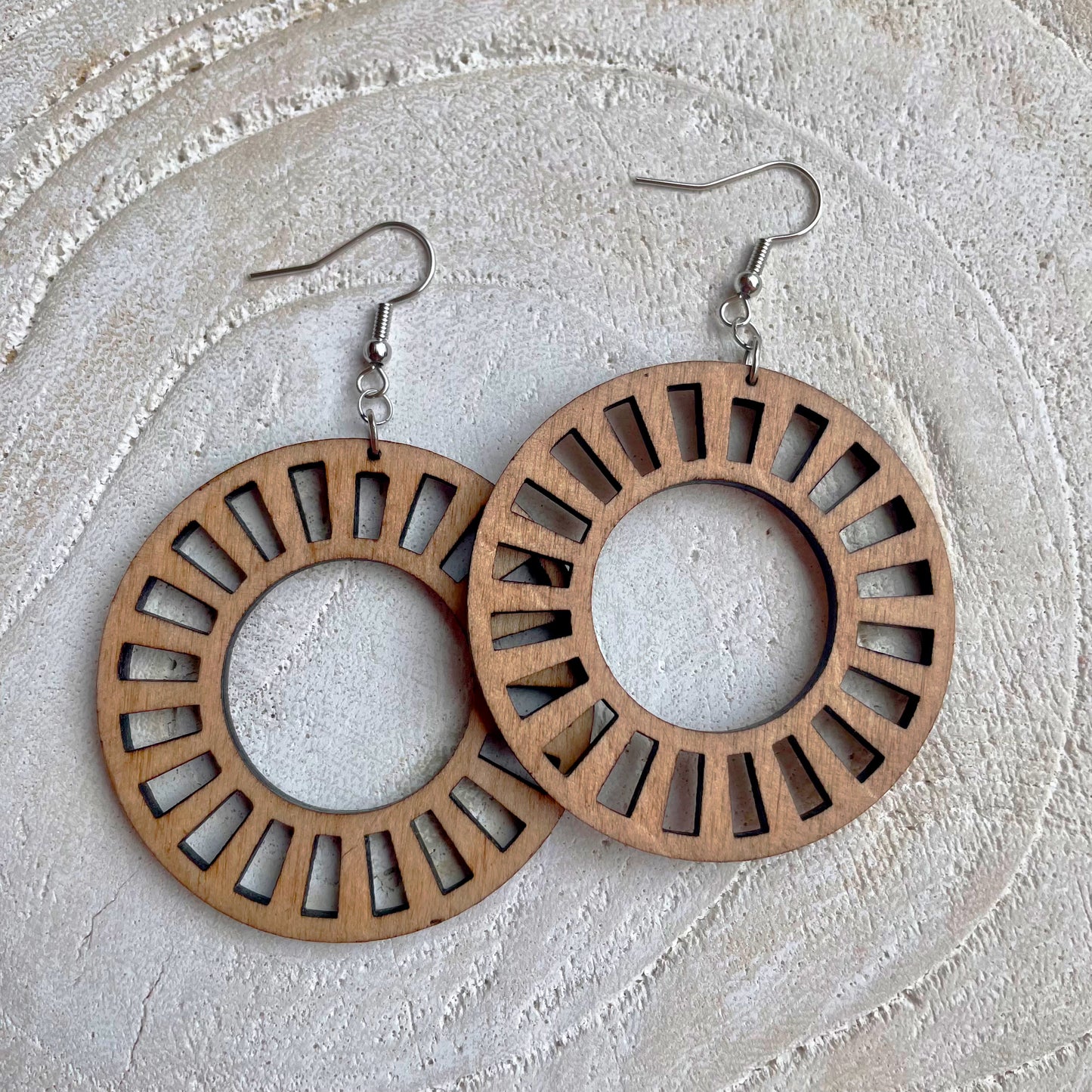 😇 Chaîne Artistique : Boucles d'Oreilles Cercles avec Motifs en Chaîne