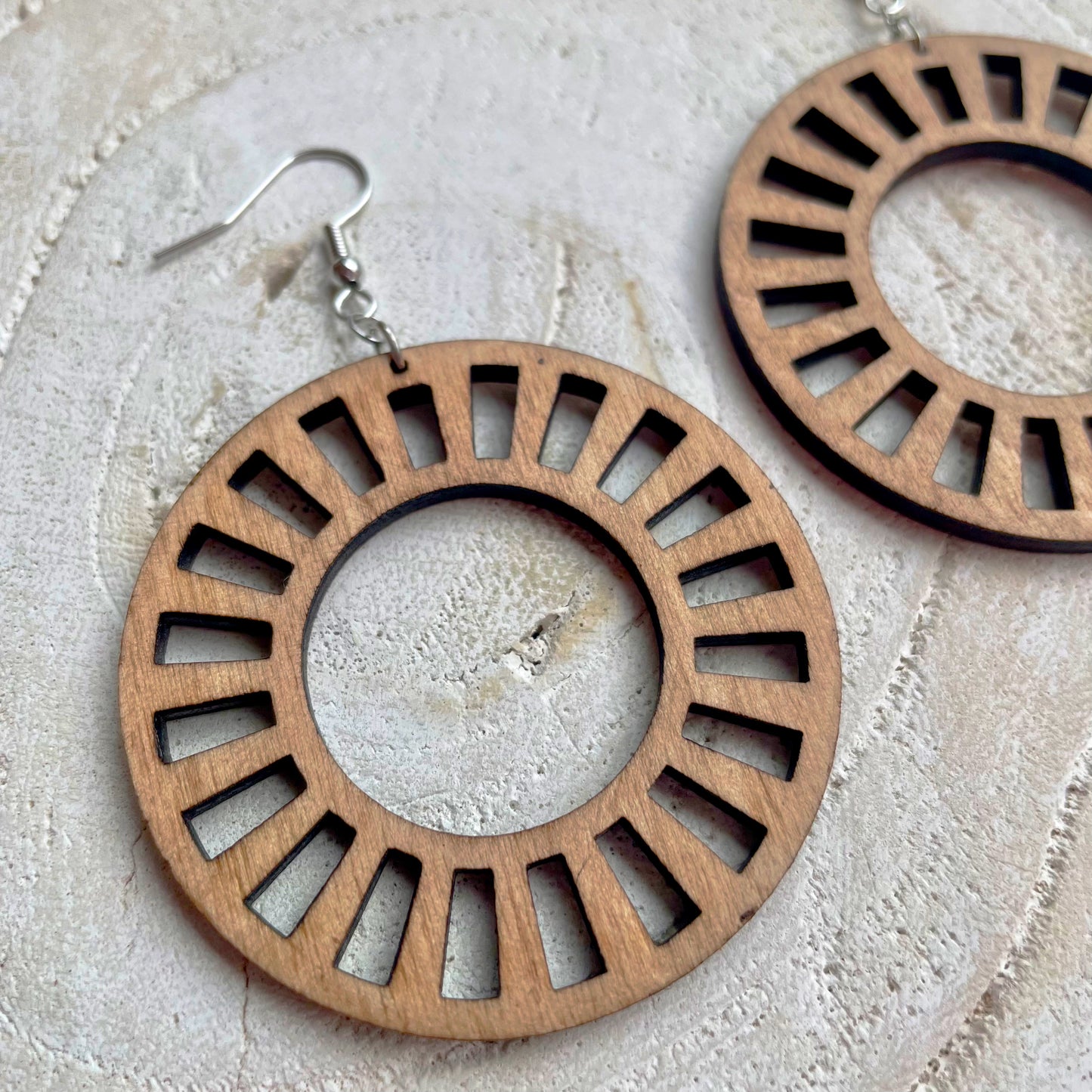 😇 Chaîne Artistique : Boucles d'Oreilles Cercles avec Motifs en Chaîne