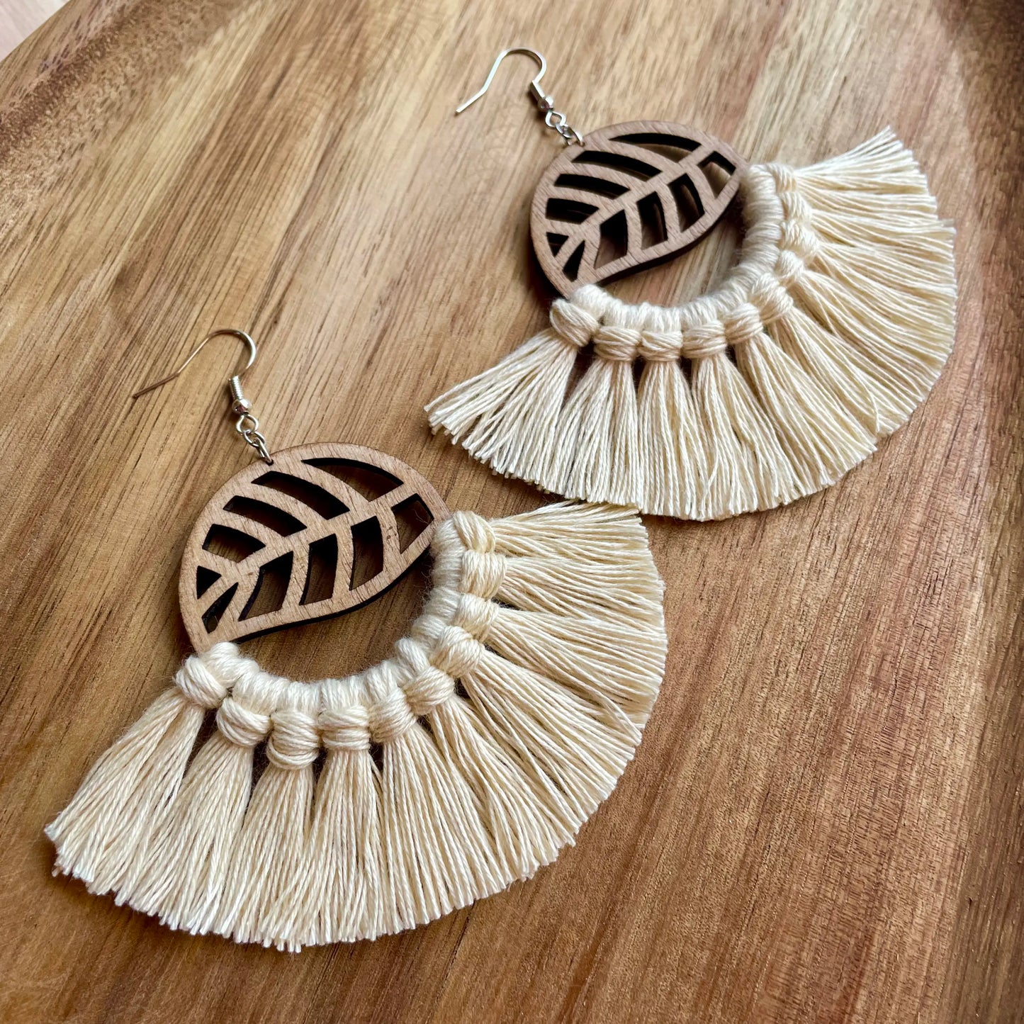 🌻 Bohème Fusion : Boucles d'Oreilles en Bois et Macramé