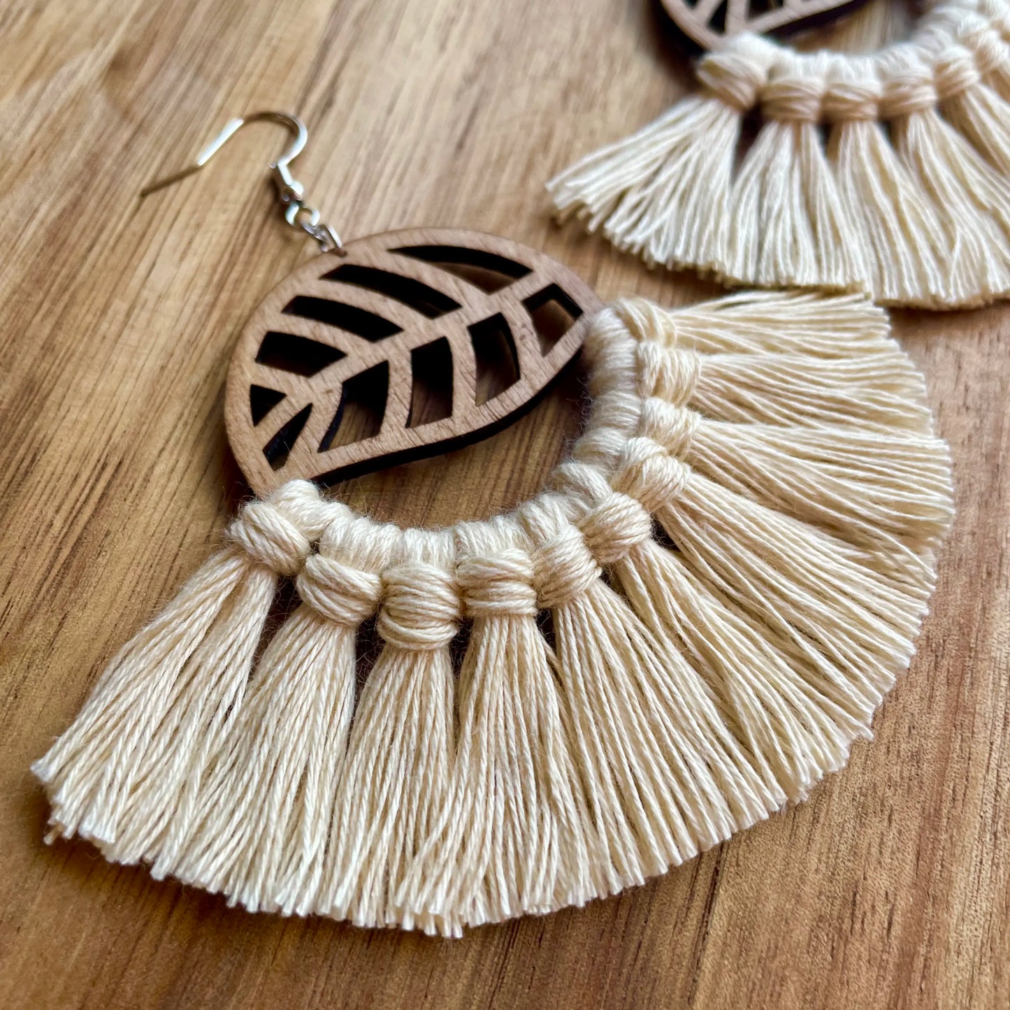 🌻 Bohème Fusion : Boucles d'Oreilles en Bois et Macramé