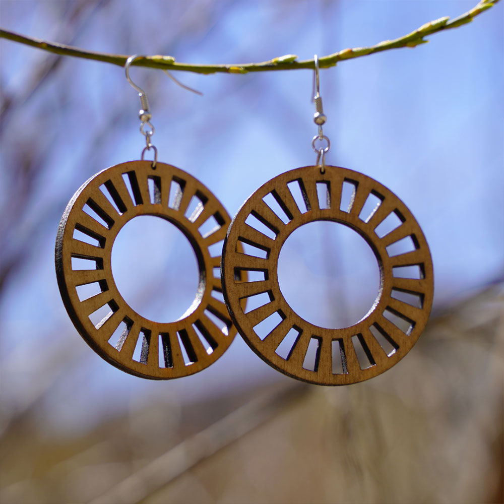 Boucles d’oreilles en bois fait-main Cala Pi, création artisanale Paola Mallorca