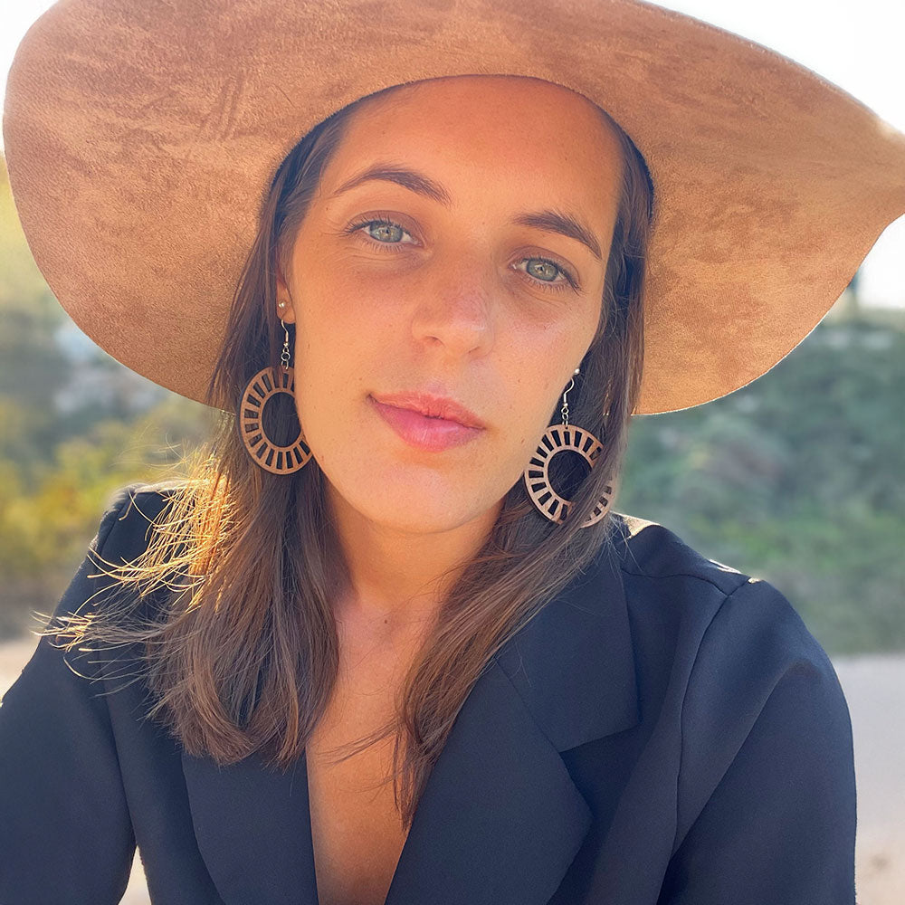 Femme portant des boucles d’oreilles en bois fait-main Cala Pi, création artisanale Paola Mallorca