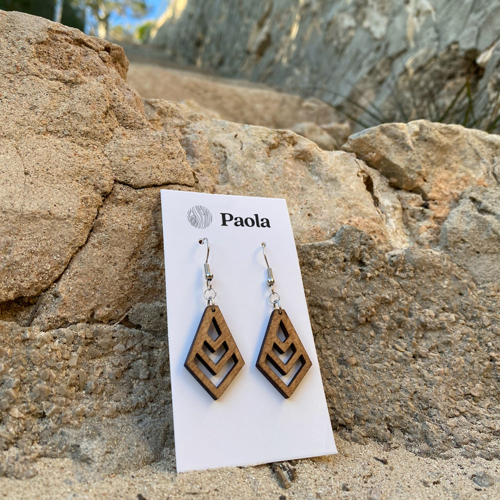 Paire de boucles d’oreilles en bois fait-main Cala Petita, création artisanale Paola Mallorca